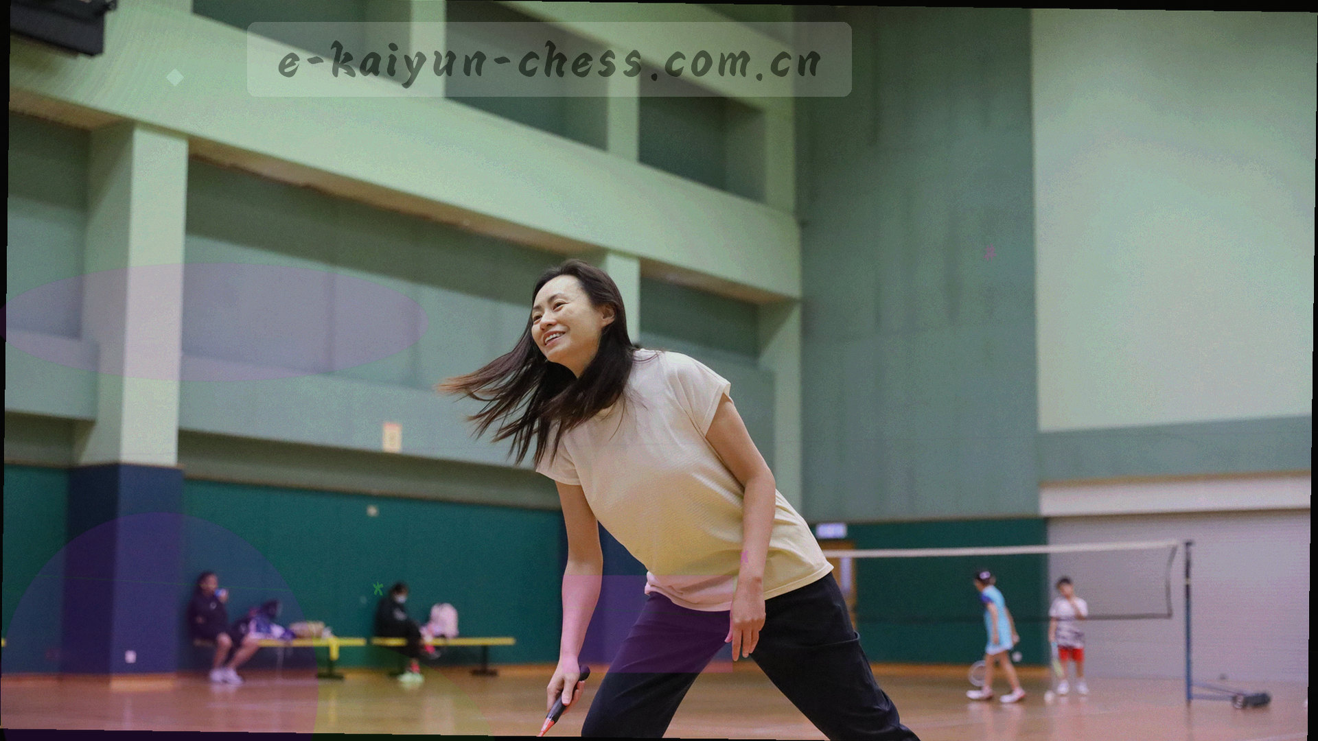 深墨绿底色上若隐若现的棋盘格与金色光影，俯视视角