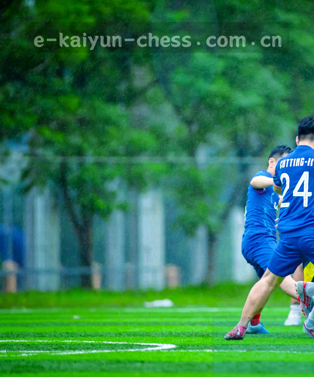 抽象耳机轮廓与棋盘格融合的几何图形，深墨绿底色配鎏金线条，象征耐心倾听与专业支持
